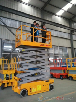 濟南亞泰牌電動輪行走升降機 高效便捷的移動升降解決方案